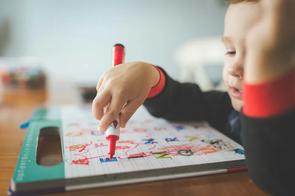 Estudiante escribiendo en su cuaderno durante una actividad escolar